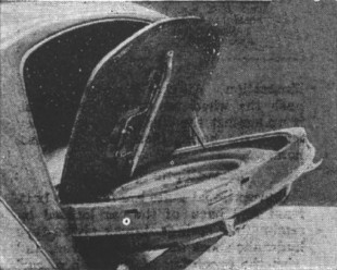 Sparewheel and Tools in the luggage lid 1940